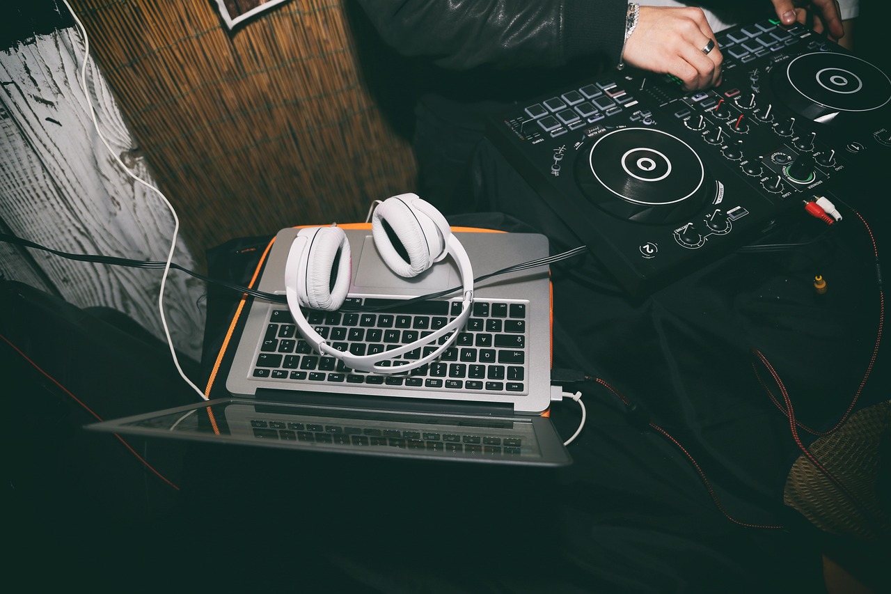 headphones, laptop, dj